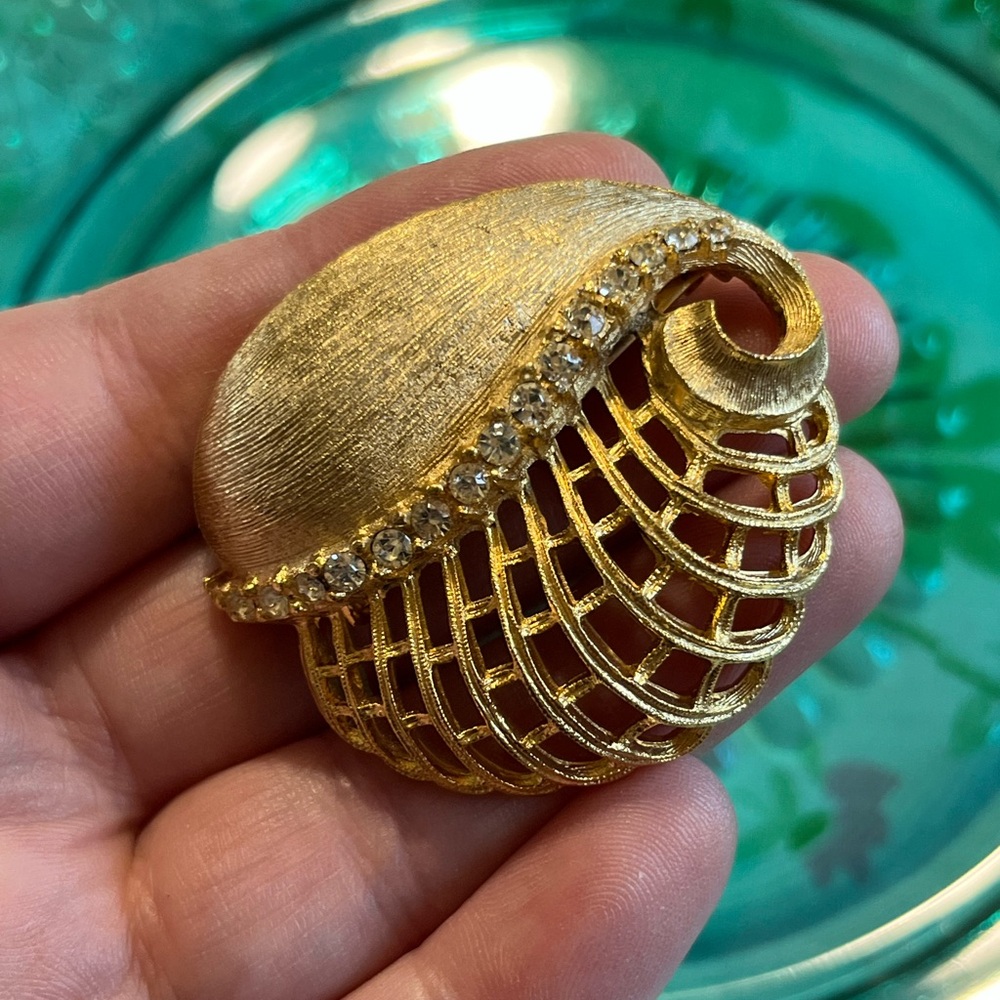 Vintage Ultra Craft Signed Seashell Lattice Rhinestone Gold Tone Metal Brooch